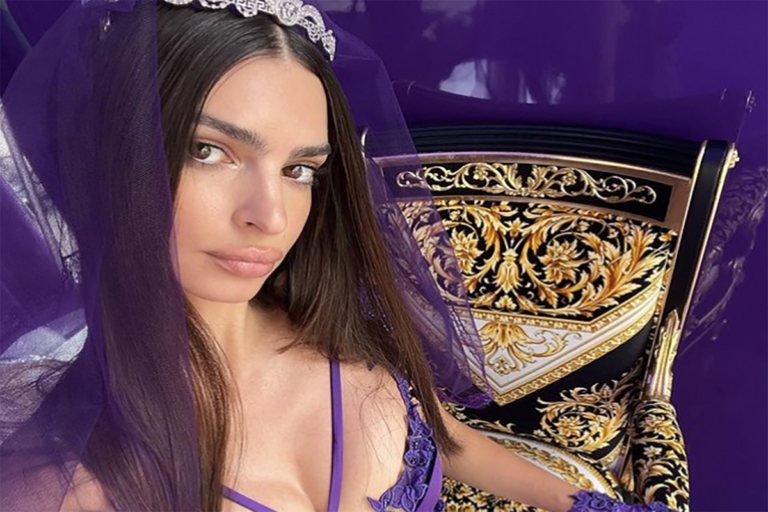 Emily Ratajkowski Versace vestito