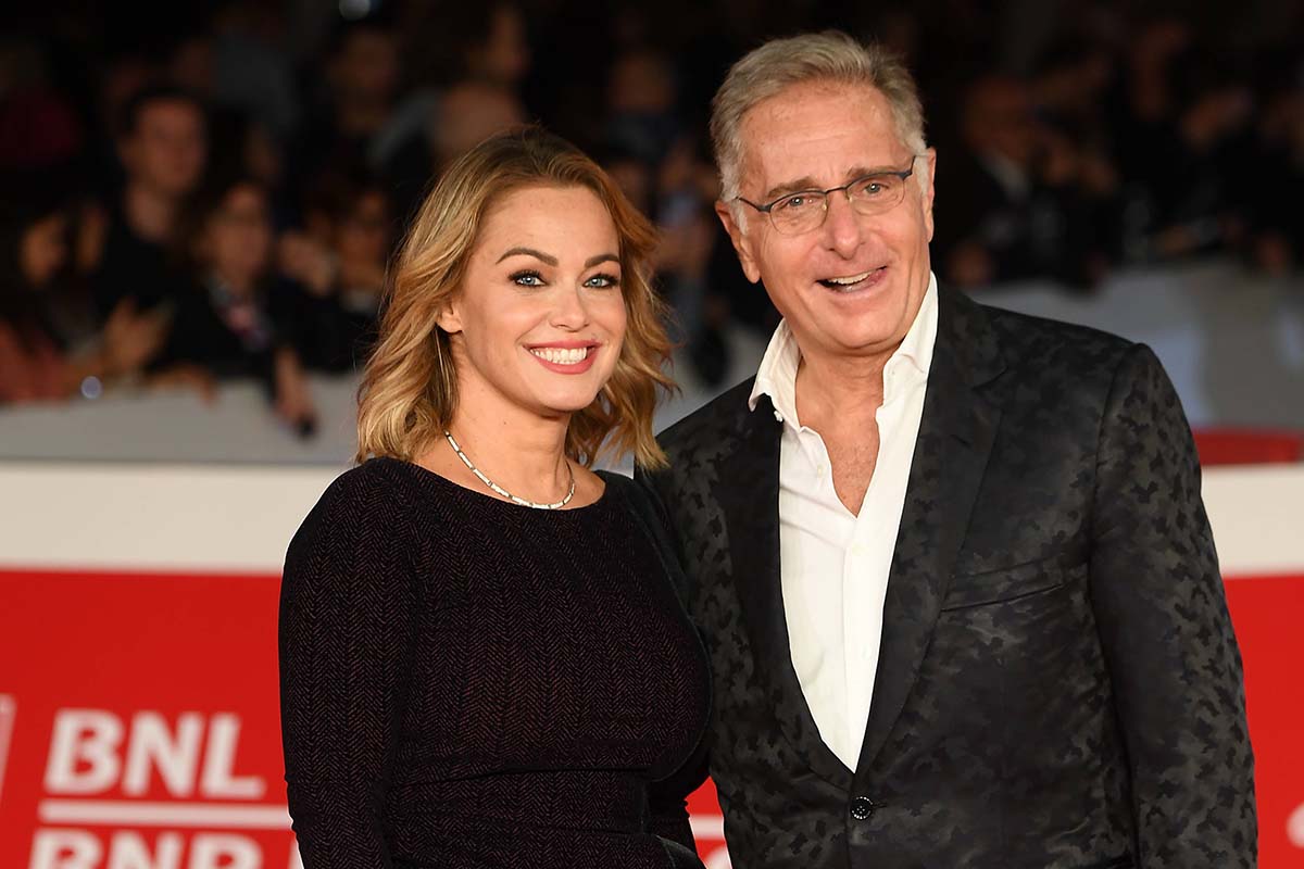 Il conduttore di "Avanti un altro" avrebbe subito un tradimento dalla moglie? A parlare è il re del Gossip