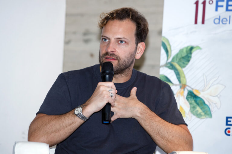 L'attore di "Non essere cattivo" ha la "malattia dei mille tic", ma come l'ha saputo?