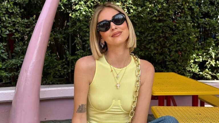 La manicure fluo della regina delle influencer