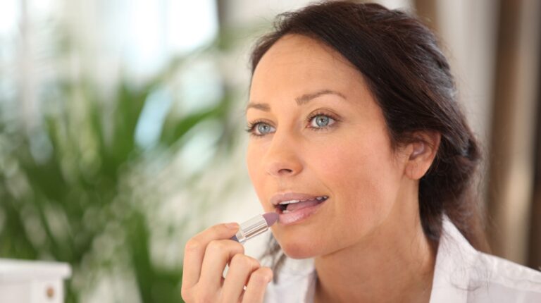 Come rendere le labbra perfette per la bella stagione scegliendo il colore giusto