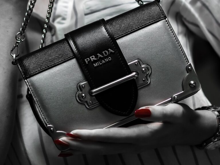 Prada, quanto costa la borsa più economica? Prezzo e modelli