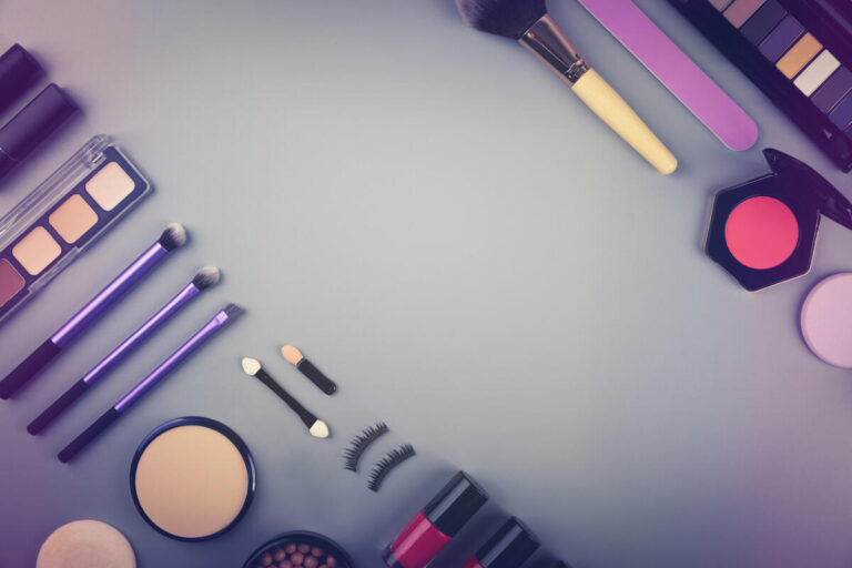 Come fare uno smokey eyes leggero (da giorno) per occhi verdi, marroni e azzurri: 5 consigli per uno sguardo magnetico