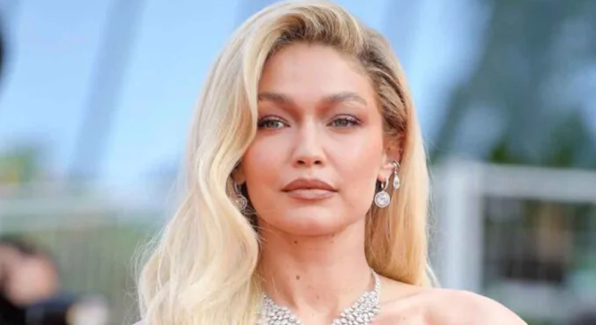 La modella americana insegna come indossare le famose scarpe