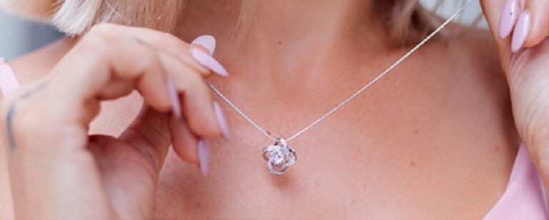 3 outdoor ritratto di donna in abito romantico rosa che indossa collana 1 1