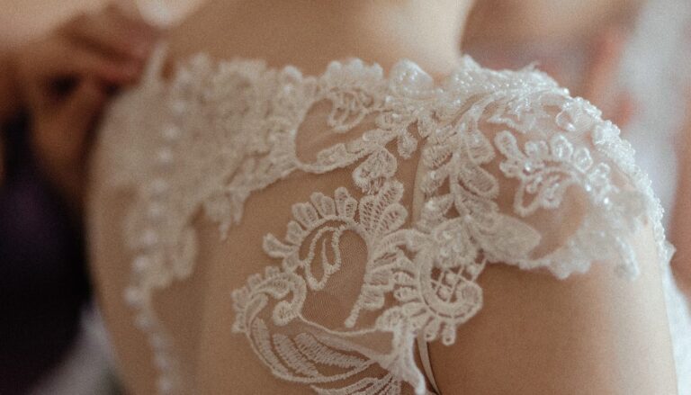 Matrimonio economico con un vestito acquistato al supermercato