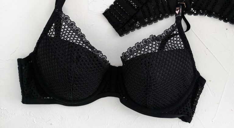 "Lavo il reggiseno una volta al mese": la rivelazione shock di Laura Henshaw