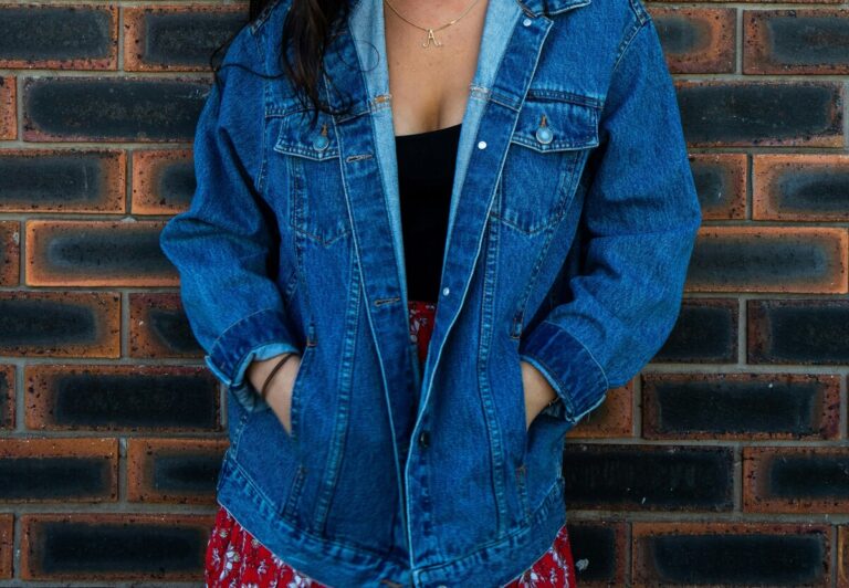 Moda donna, il blazer di jeans è la tendenza primavera 2024: outfit e consigli