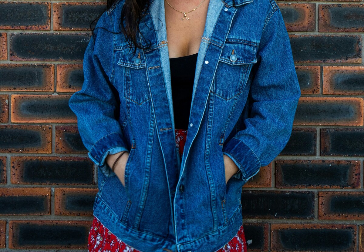 Moda donna, il blazer di jeans è la tendenza primavera 2024: outfit e consigli