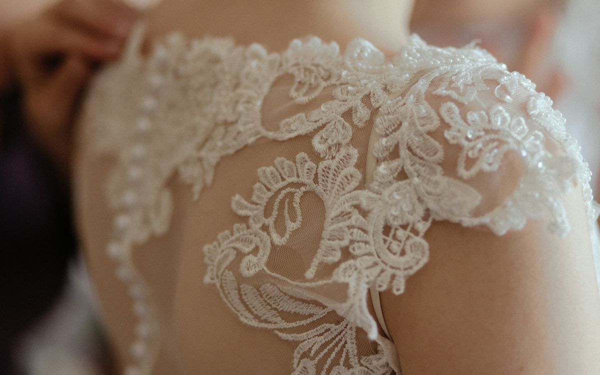 Trend matrimonio: cosa indossare sotto l'abito?