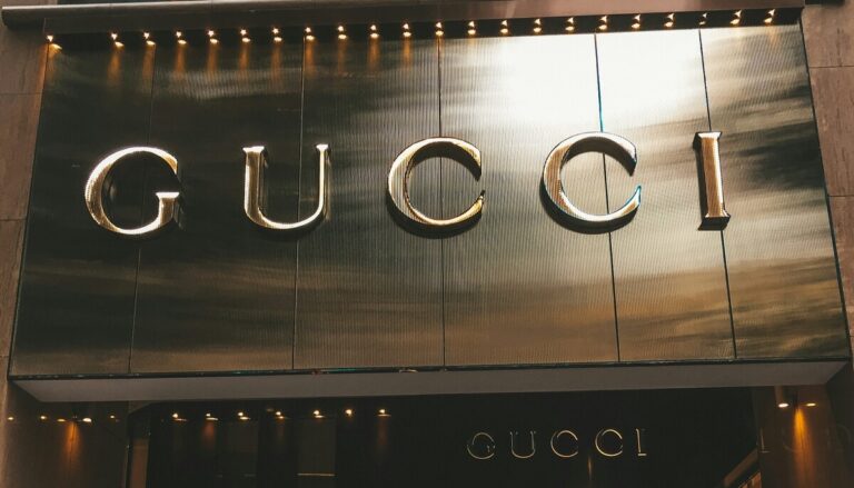 Paola Turani, quanto costa la borsa Gucci "dimenticata" nell'armadio?