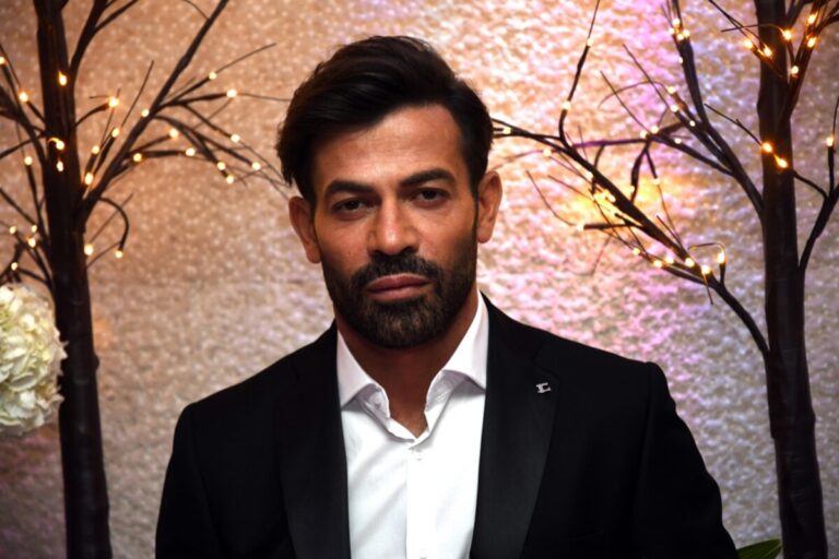 Chi è Gianni Sperti, l'opinionista di Uomini e Donne: età, stipendio, matrimonio