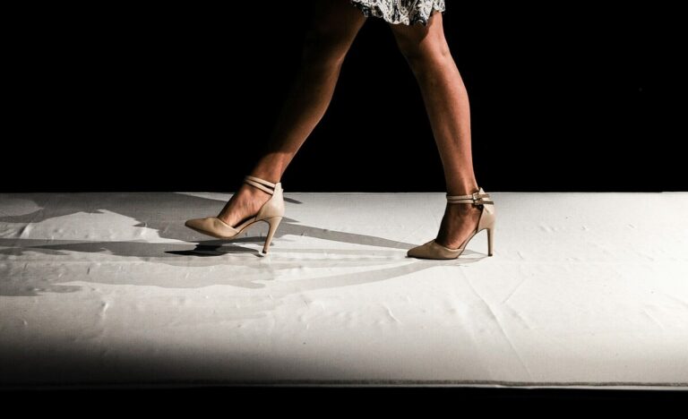 La sfilata Schiaparelli haute couture 2024 omaggia la fenice