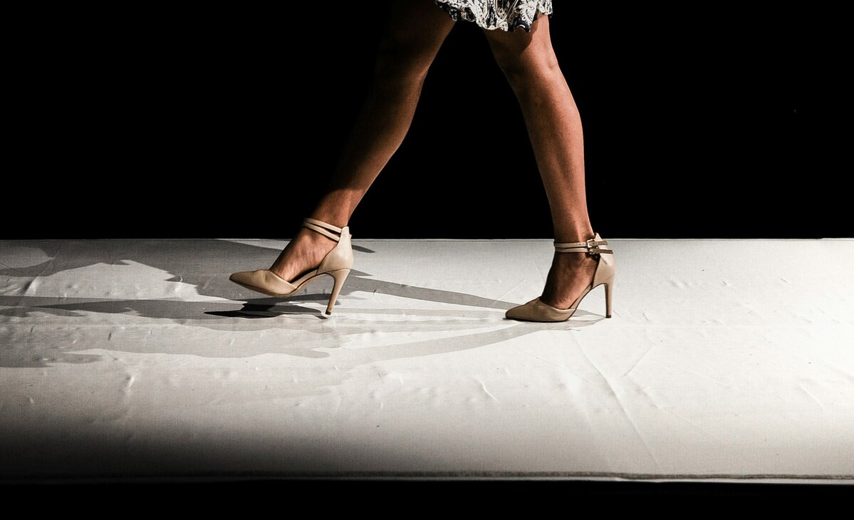 La sfilata Schiaparelli haute couture 2024 omaggia la fenice