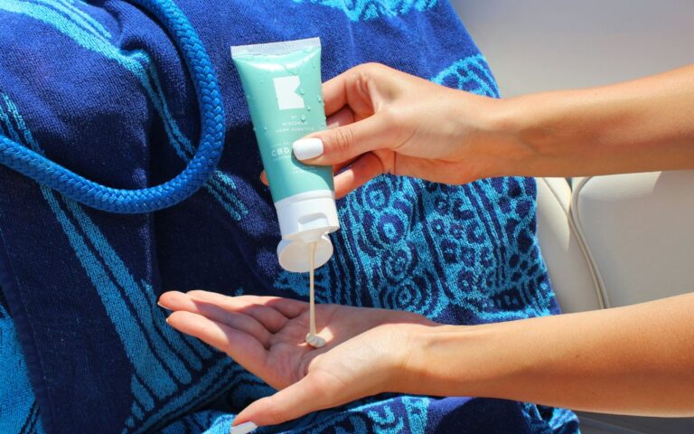 Come proteggere la pelle dal sole sopra il trucco