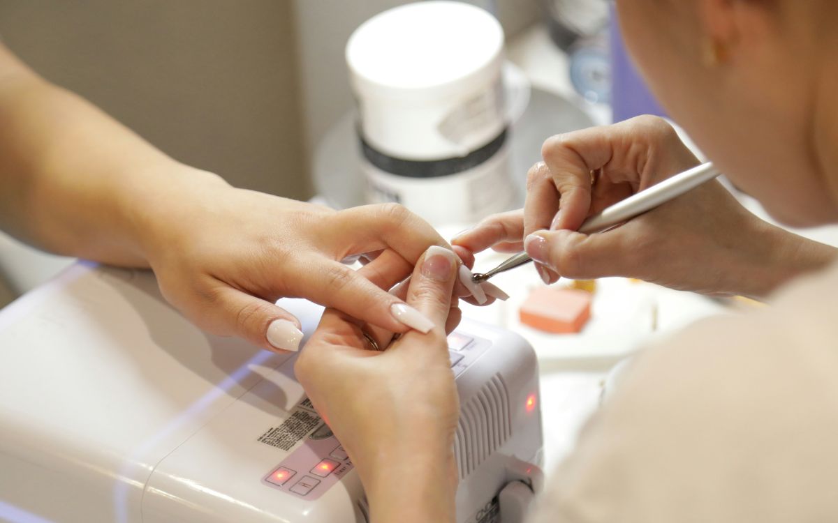 Unghie effetto marmo: tutorial per una nail art perfetta