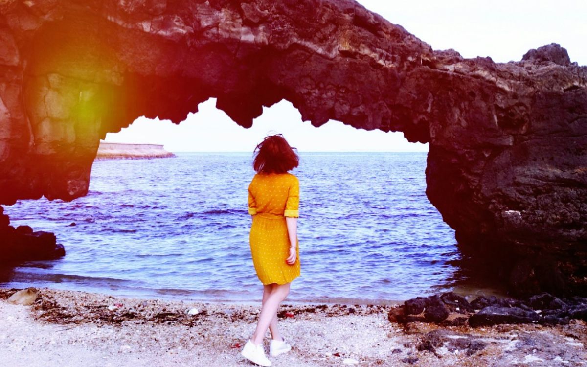 Come indossare il colore dell'estate 2024: consigli e idee