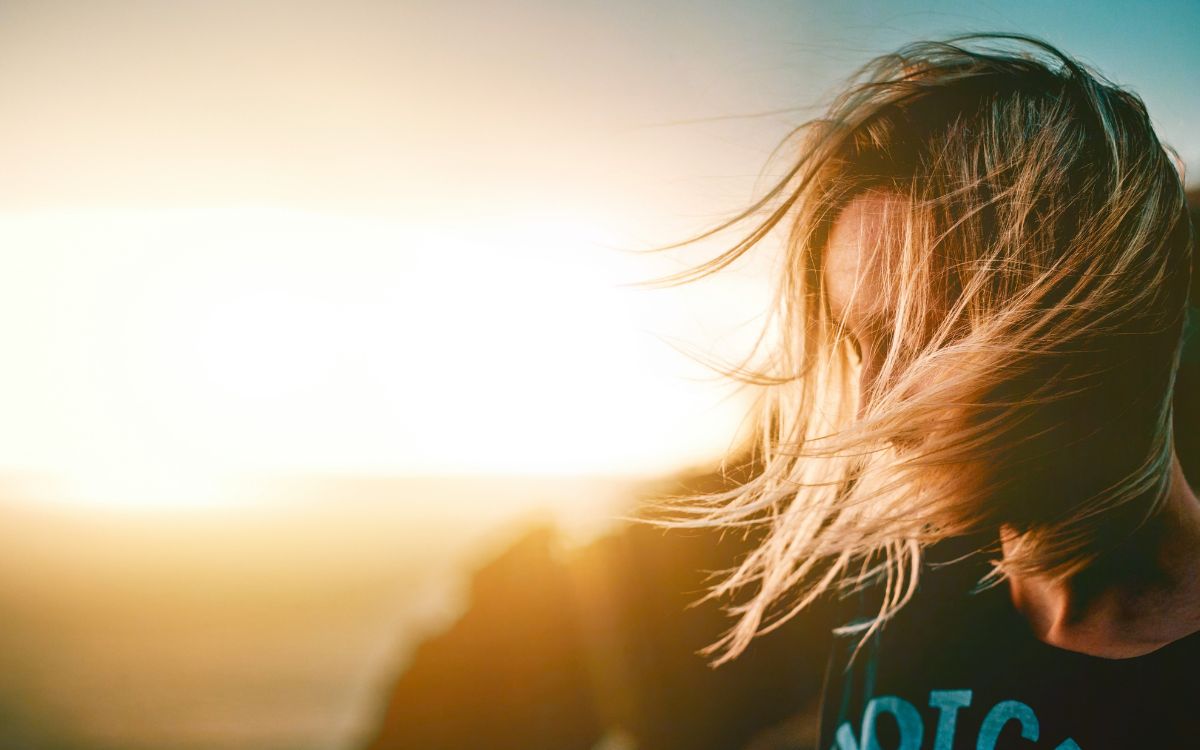 Consigli per mantenere una chioma splendente in estate