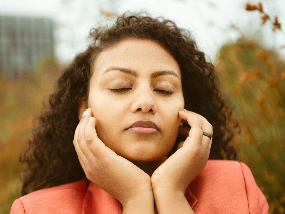 Non solo sui capelli, l'olio di ricino è perfetto per il viso: benefici, come usarlo | DonneMagazine.it