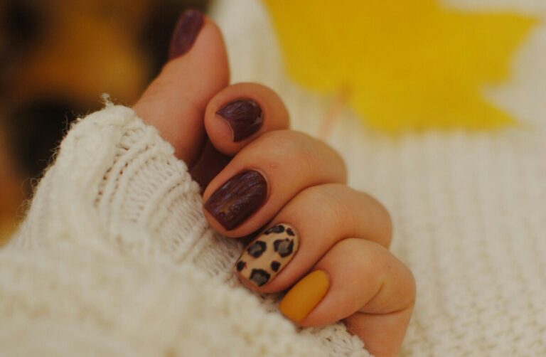 Unghie tartarugate: tutto sul trend dell'autunno inverno 2024-2025
