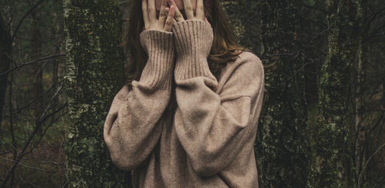 Il Mocha Mousse è il colore del 2025: i look della moda