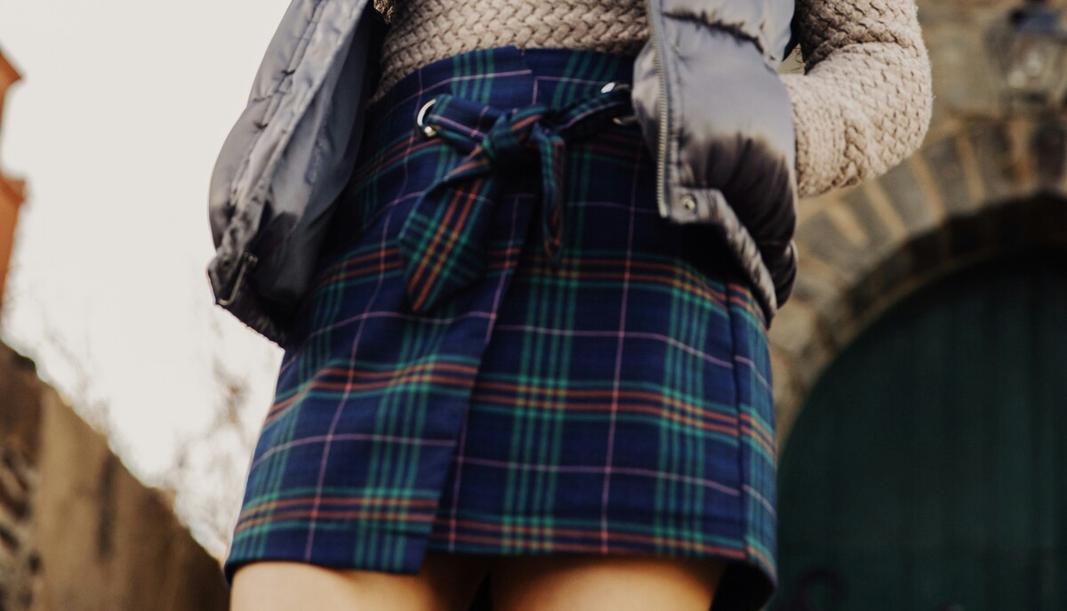 Kilt, dalla Scozia alle passerelle: tutto sul capo che detta la moda dell'inverno 2024-2025