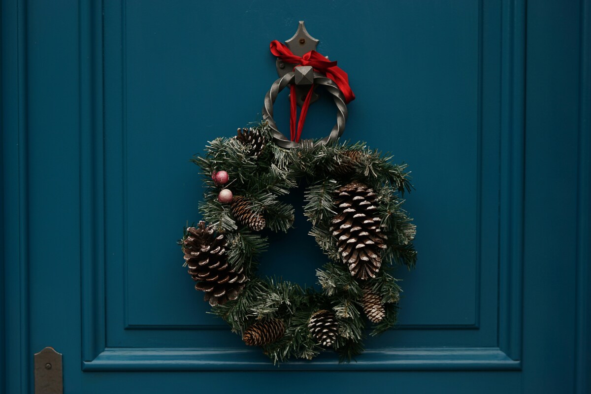 Come decorare la porta d'ingresso per le feste: idee per accogliere gli ospiti con stile