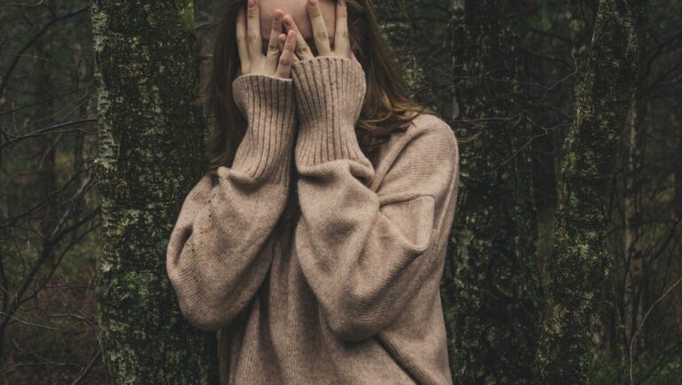 Il colore moda dell'inverno 2024-2025 è il caffellatte: idee di look