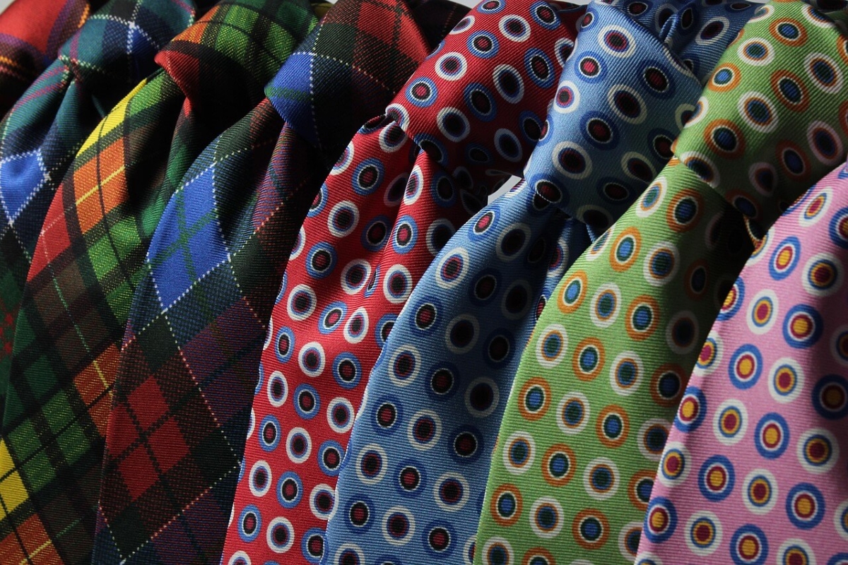 Moda e creatività: il ritorno delle cravatte stravaganti nel guardaroba urbano