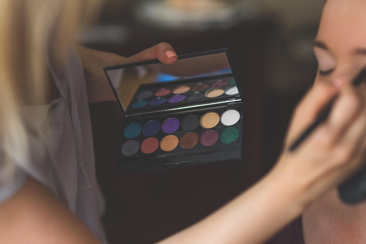 Make-up: come scegliere i prodotti di make up essenziali per un beauty kit completo