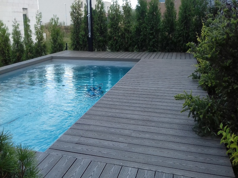 Piscine e spazi outdoor: il decking come superficie da vivere