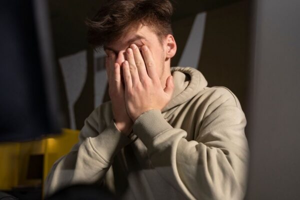 Prezzo del Futuro: l’Impatto della Precarietà Economica sulla Salute Mentale di Gen Z e Millennial