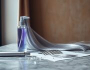 Nuance ghiaccio sui capelli grigi: guida completa over 50