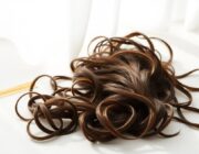 Tendenze capelli estate 2026: look naturali, volumi morbidi e accessori minimal