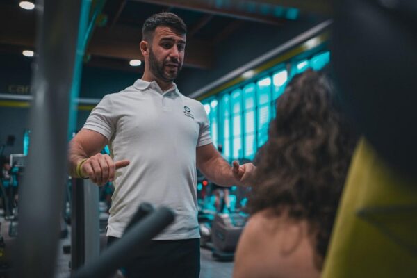 Allenarsi da casa senza perdere motivazione: il personal trainer online funziona davvero?