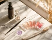 Trucco senza mascara: il trend estivo che conquista le passerelle e le strade