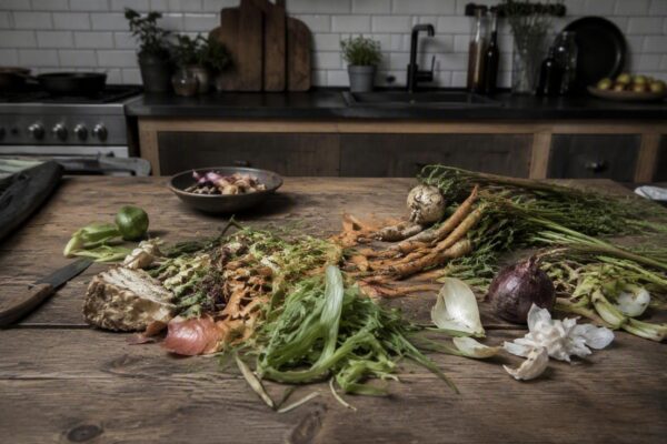 Cucina circolare: trasformare bucce e gambi in piatti ricchi