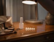 Milky manicure: scegliere il bianco lattiginoso, limatura e top coat