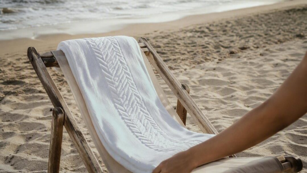 Raccolto da spiaggia ispirato a Lila Moss con finitura anti-umidità