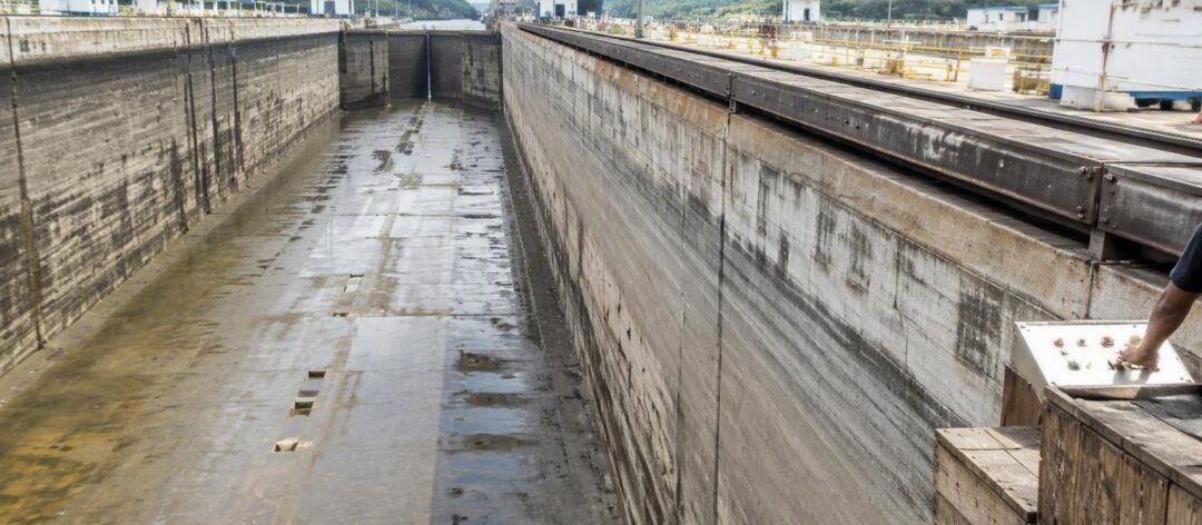 Siccità da El Niño: il canale di Panama riduce i transiti e allarma le rotte marittime
