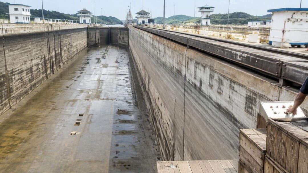Siccità da El Niño: il canale di Panama riduce i transiti e allarma le rotte marittime