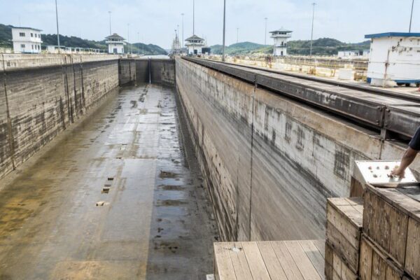 Siccità da El Niño: il canale di Panama riduce i transiti e allarma le rotte marittime