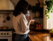 Smalto sangria: preparazione unghia, basi, top coat e abbinamenti