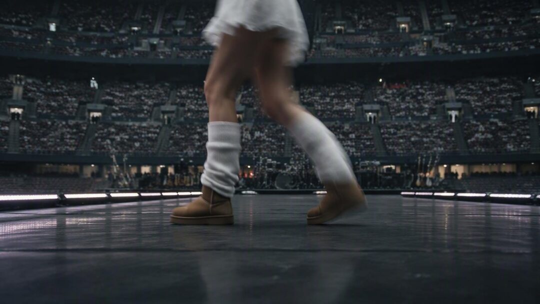 Ariana Grande indossa Uggs con leg warmers per gli ultimi show del tour