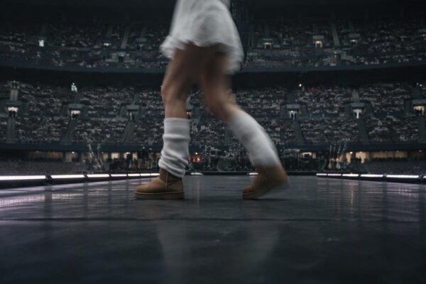 Ariana Grande indossa Uggs con leg warmers per gli ultimi show del tour