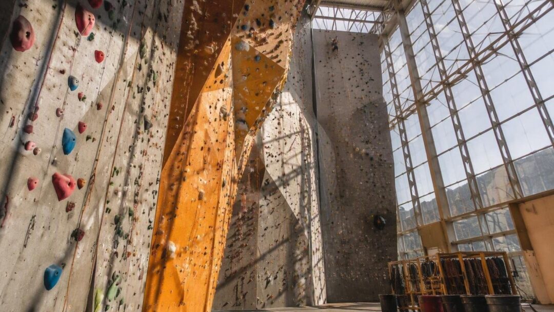Arrampicata sportiva per principianti: consigli e tecniche essenziali