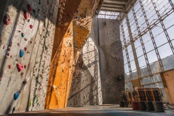 Arrampicata sportiva per principianti: consigli e tecniche essenziali