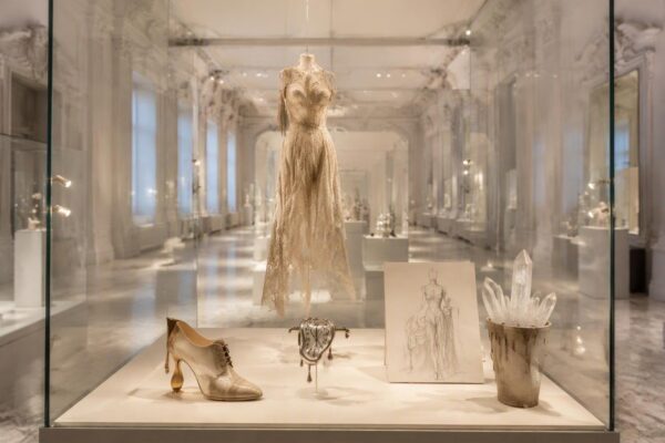 Dalì, fashion e surrealismo: la nuova esposizione al Palazzo Reale