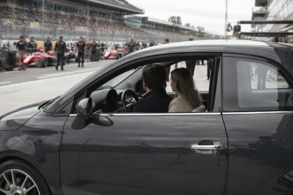 Il look total black di Alexandra Saint Mleux conquista il paddock di Monza