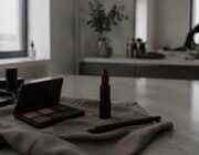 Labbra oxblood, smokey eyes marrone e matita nera: le novità 2026/27